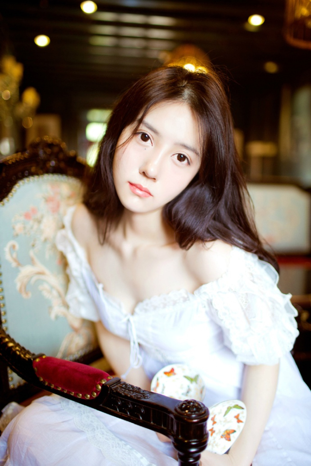 那段岁月，无论从何种角度读你，你都完美无缺，你所缺少的部分，也早已被我用想象的画笔填满。